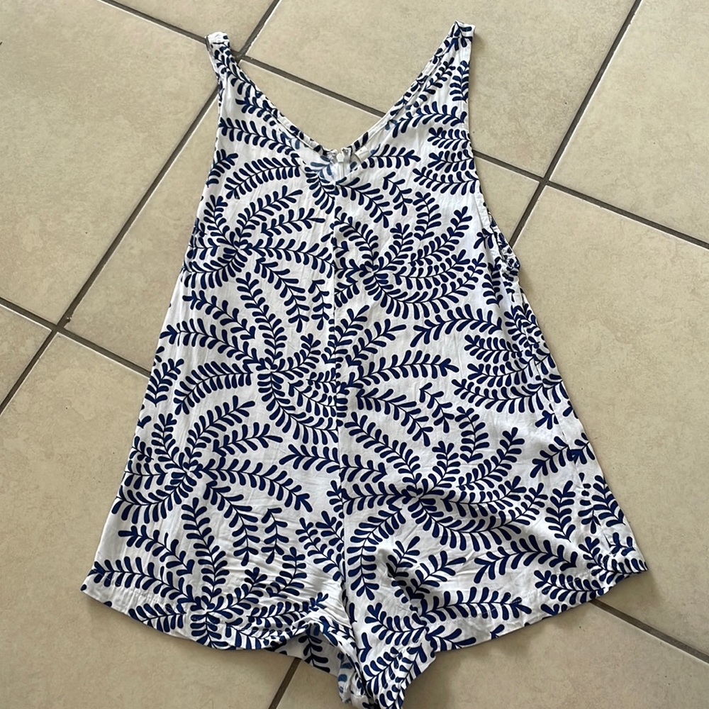 Short distressed, printed romper.